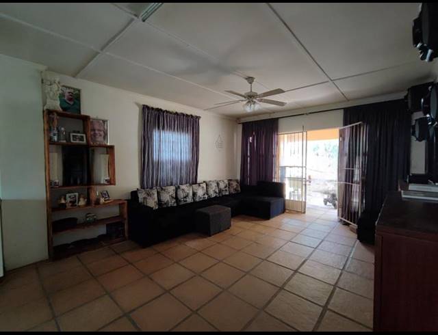 5 BEDROOM HOUSE FOR SALE IN PRESTBURY